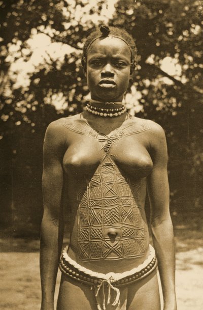 Femme de Guinée avec scarification traditionnelle, c.1905 - Unknown